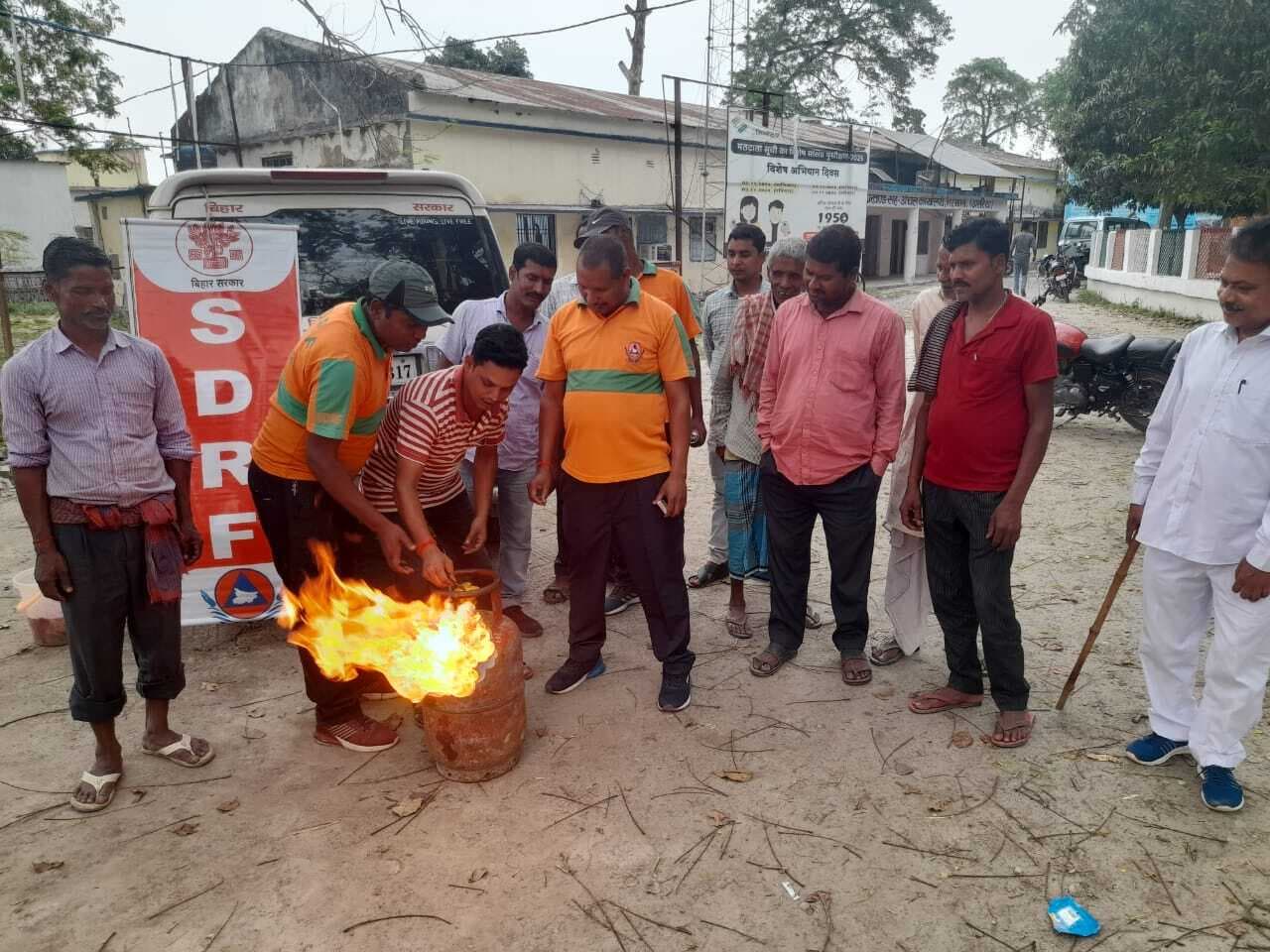 एसडीआरएफ की टीम ने आग से बचाव की दी जानकारी