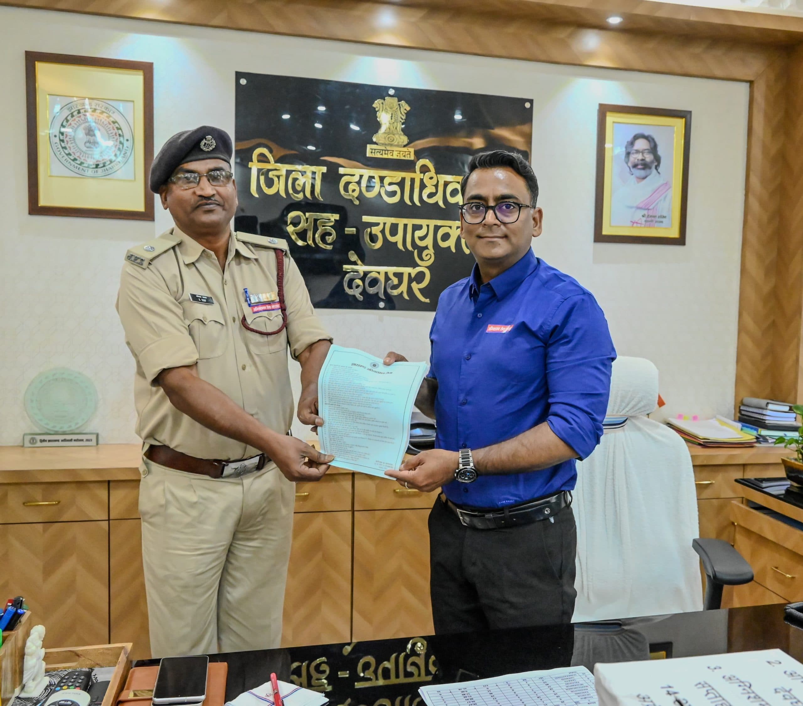 deoghar news : डीसी को लगाया अग्निशमन सेवा सप्ताह का बैज