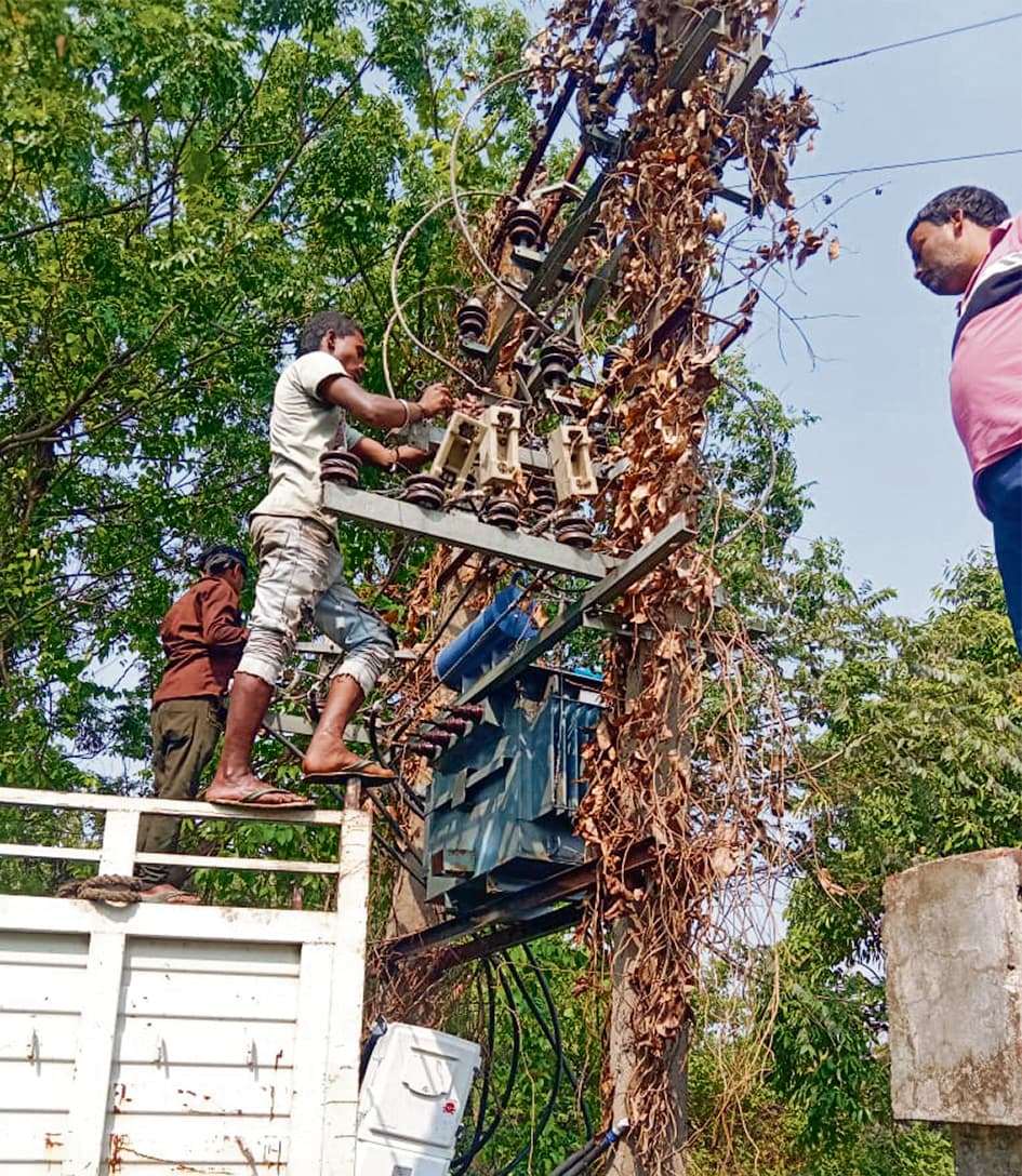 Gopalganj News  : आंधी-बारिश ने बिजली विभाग को चार लाख से अधिक का पहुंचाया नुकसान