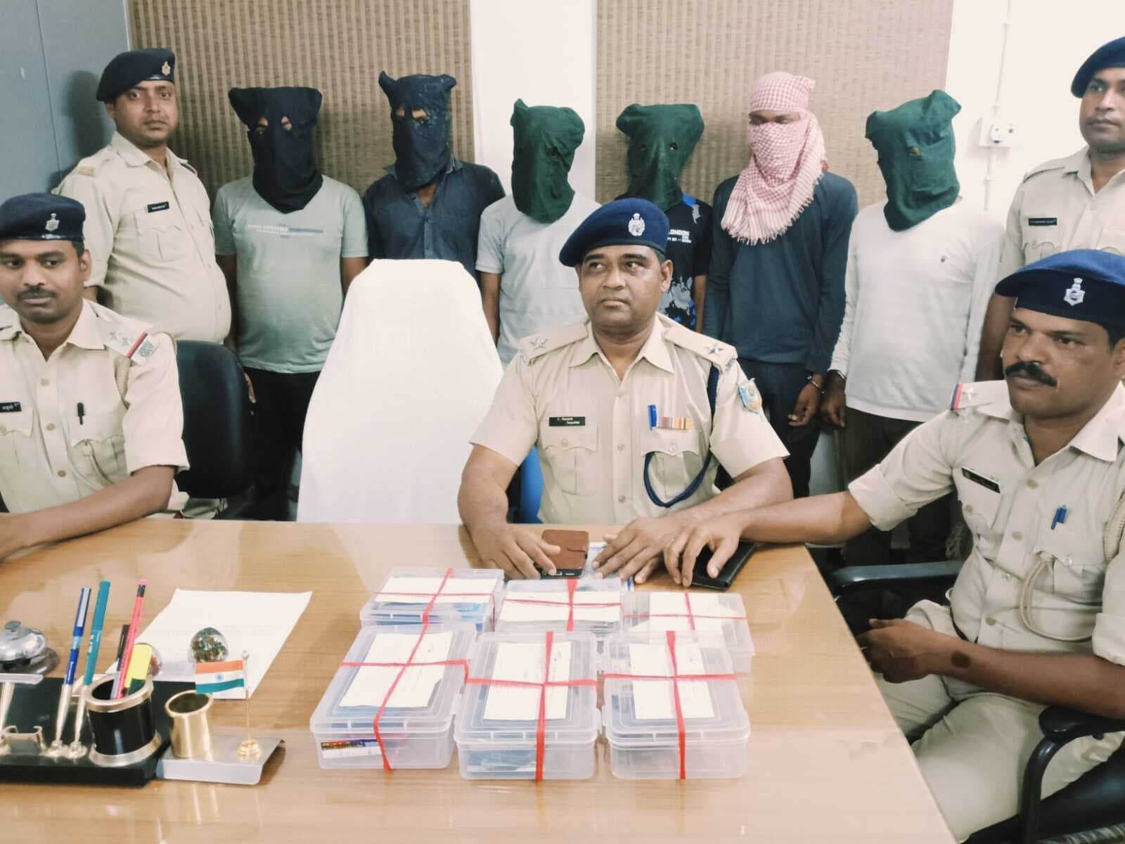 करमाटांड़ से छह साइबर ठग गिरफ्तार, 13 मोबाइल व 17 सिम कार्ड किये गये जब्त