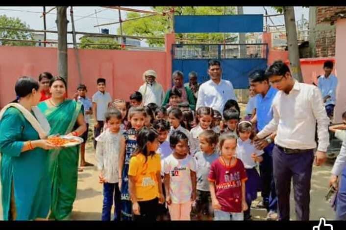 प्रवेशोत्सव में नामांकित बच्चों को व्यवहारिक ज्ञान से कराया अवगत