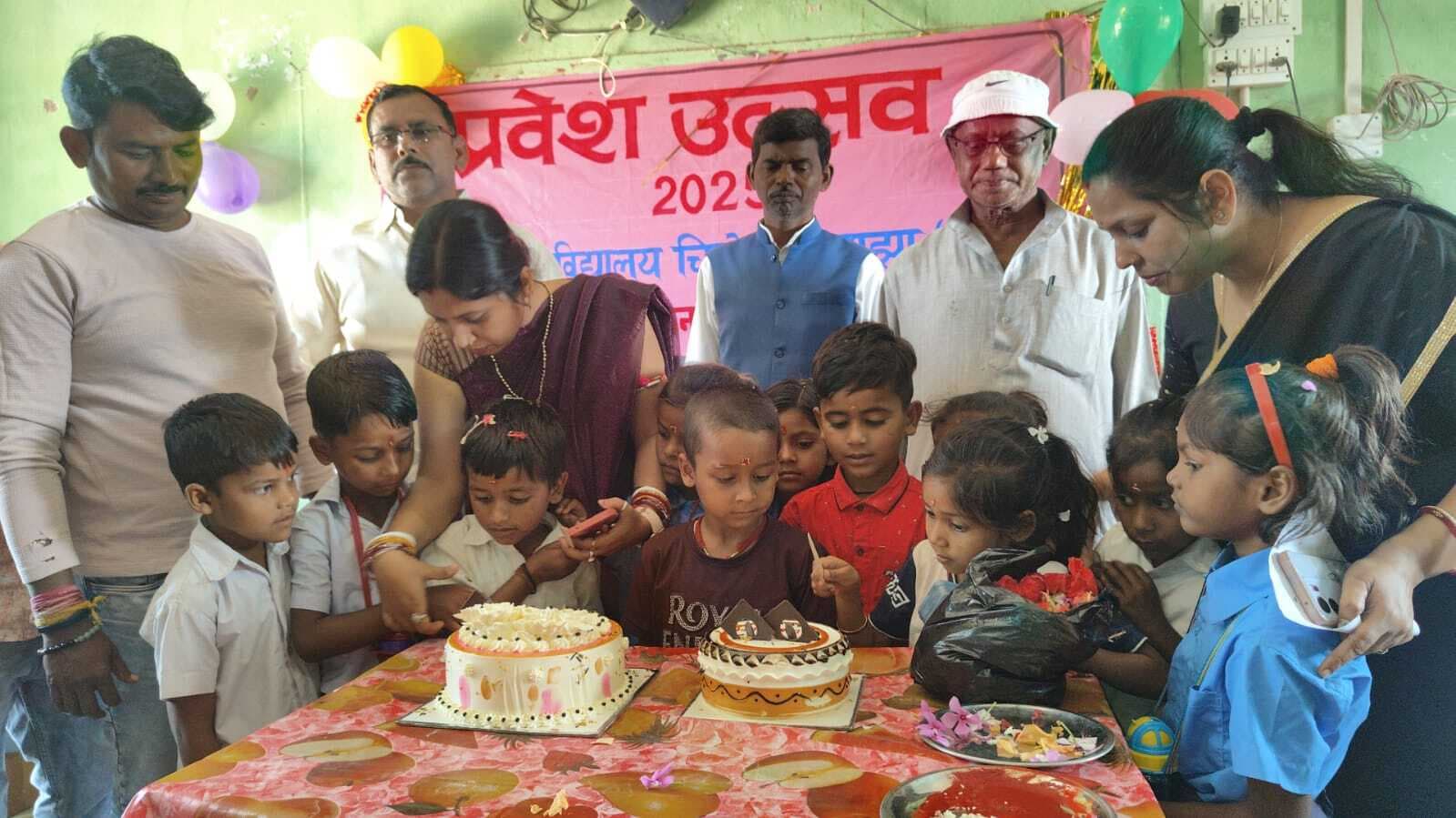 तिलक लगाकर नामांकित बच्चों का स्कूल में किया स्वागत