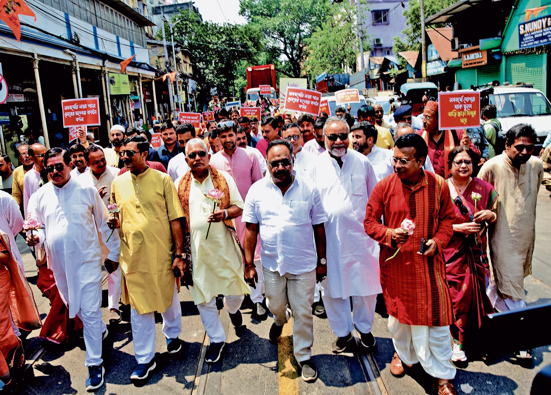 पोइला बोइशाख पर राजनीतिक दलों ने भी निकालीं शोभायात्राएं