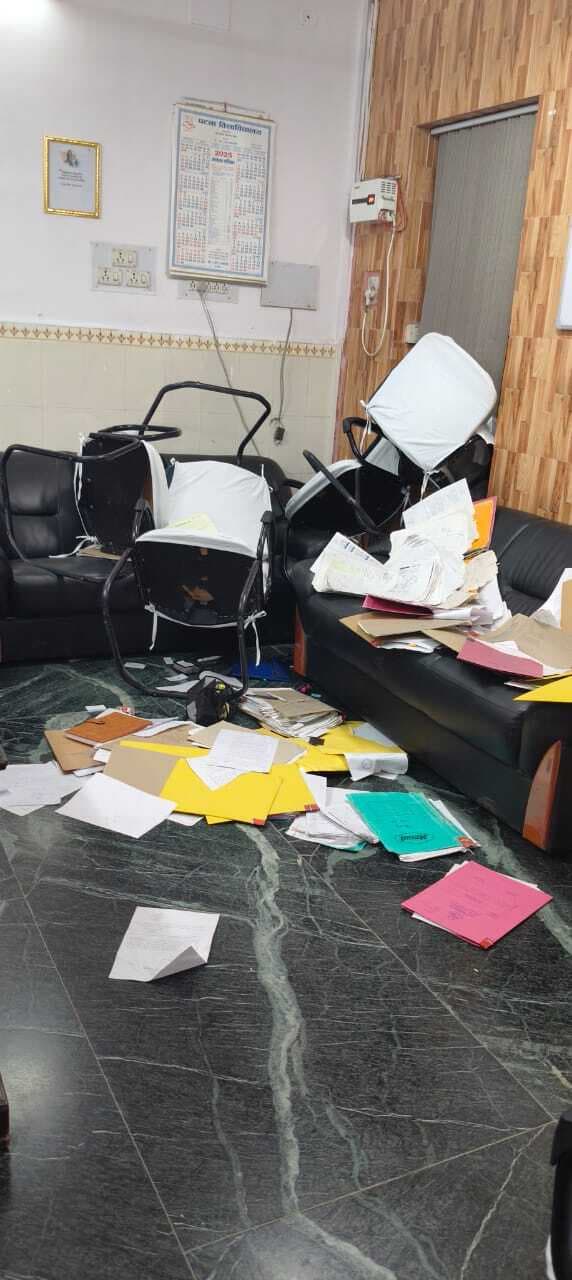 Patna News : पीयू में हॉस्टल आवंटन को लेकर एनएसयूआइ ने निकाला विरोध मार्च, फाइलें व कुर्सियां फेंकीं, प्रोक्टर ऑफिस में की तोड़फोड़