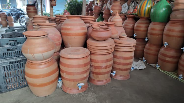 लोगों को भा रहा मटके का शीतल जल