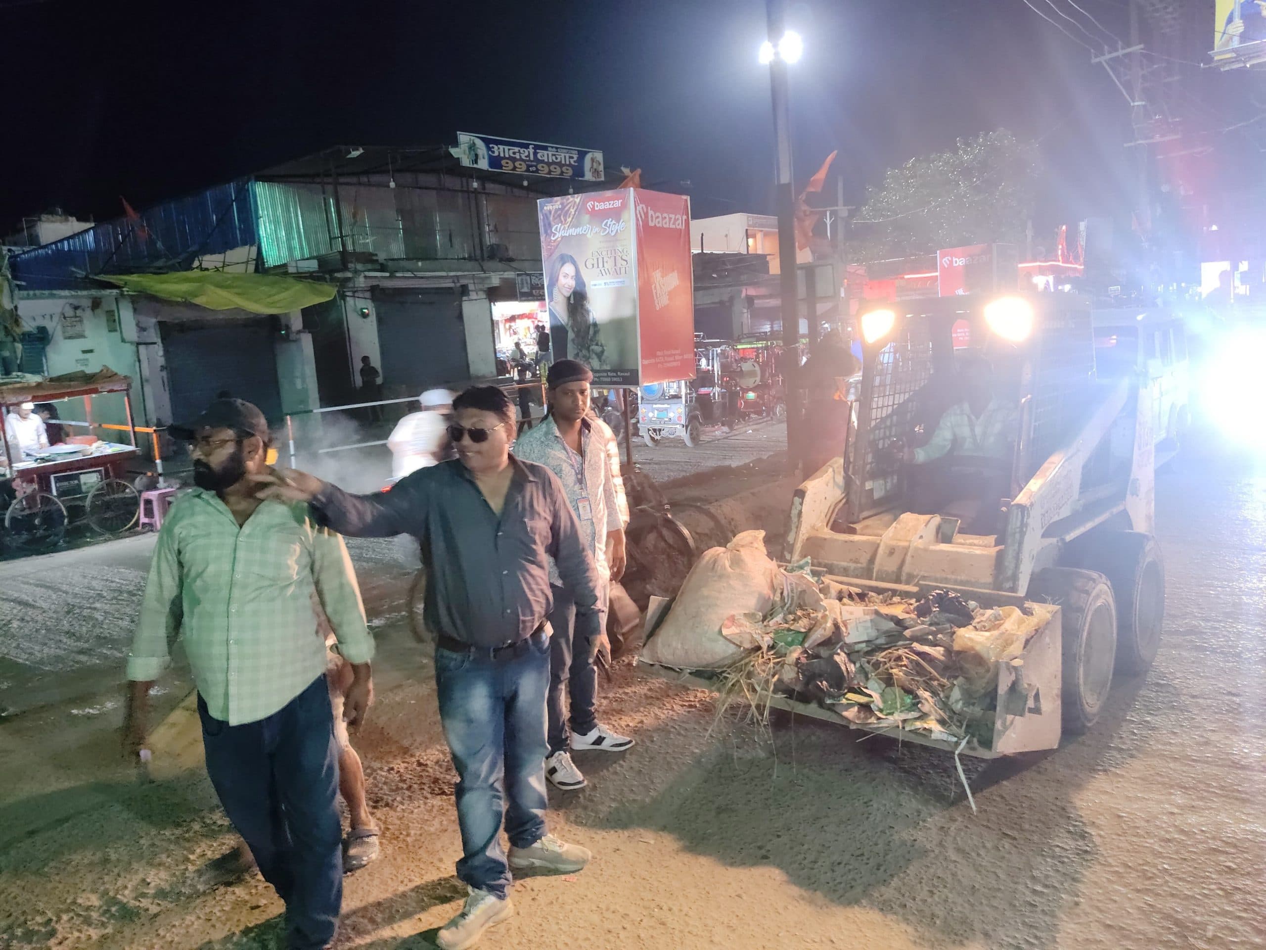 Motihari: मेन रोड को साफ रखने की कवायद, शाम में भी हो रही सफाई