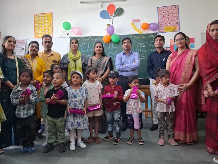 Sasaram News : विद्या प्रवेश कार्यक्रम से नन्हें बच्चों ने रखा विद्यालयी जीवन में पहला कदम