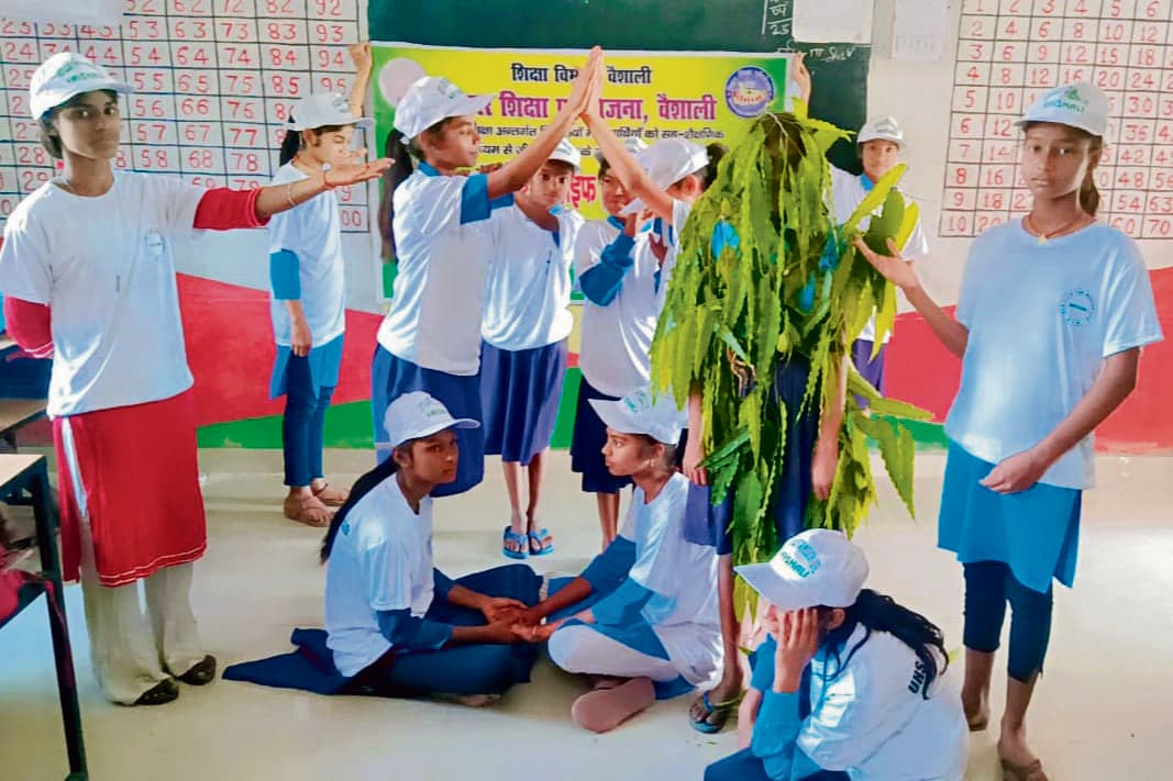 hajipur news. कविता ''''एक वृक्ष की हत्या'''' का नाट्य रूपांतरण किया गया प्रस्तुत