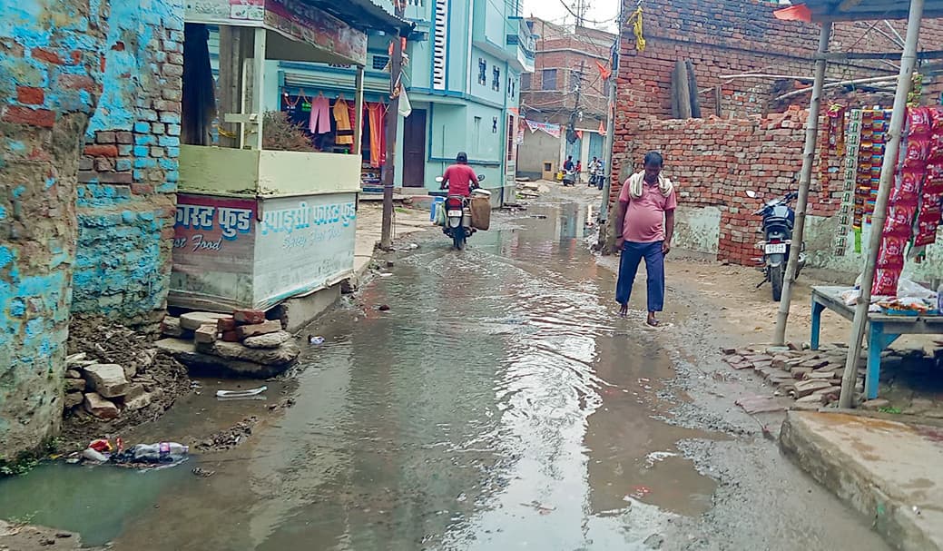 Saran News : मौना पंचायत के रोड पर जलजमाव से लोग परेशान