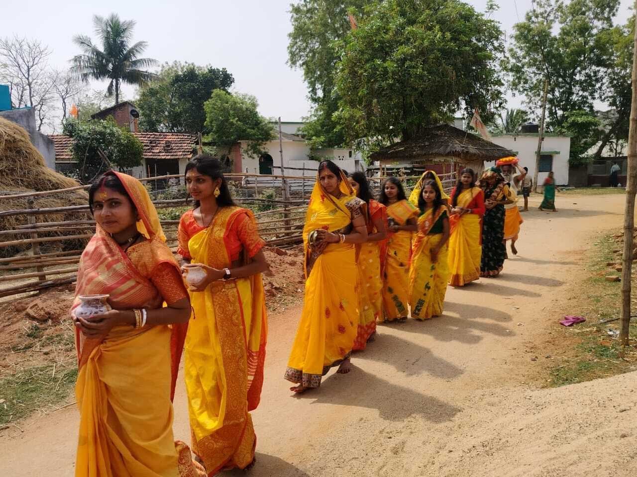 श्रीमद्भागवत कथा काे लेकर निकली कलश यात्रा