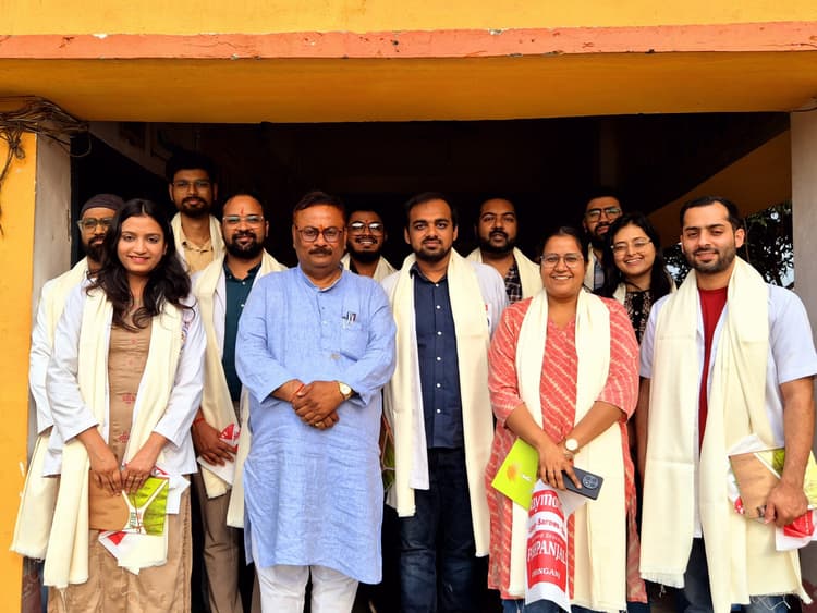 छात्र-छात्राओं की चिकित्सकों ने की स्वास्थ्य जांच