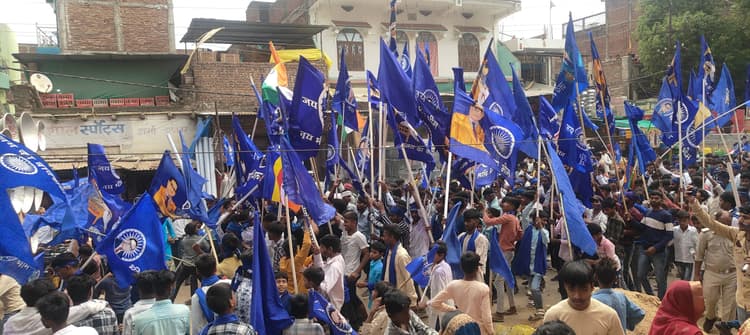 शोभायात्रा के दौरान जय भीम के नारों से गूंज उठा शहर