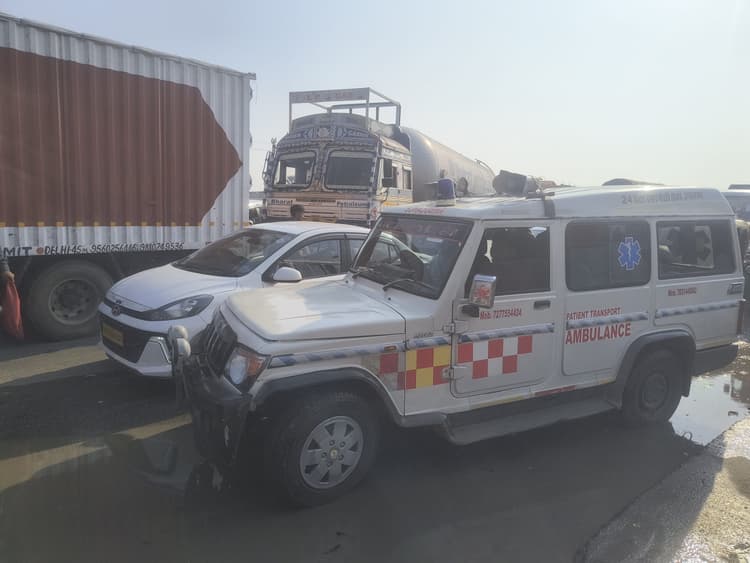 Sasaram News : घरों में घुसा बारिश का पानी, तो लोगों ने जाम की सड़क