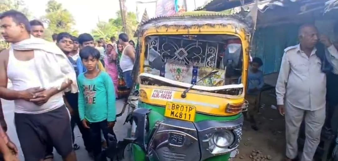 hajipur news. पिकअप व ऑटो की टक्कर में बच्ची की माैत, चार घायल