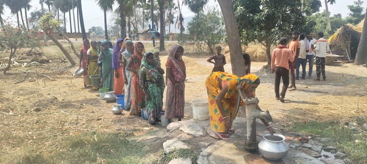 Gaya News : सत्यनारायणपुर में प्यास बुझाना चुनौती से कम नहीं