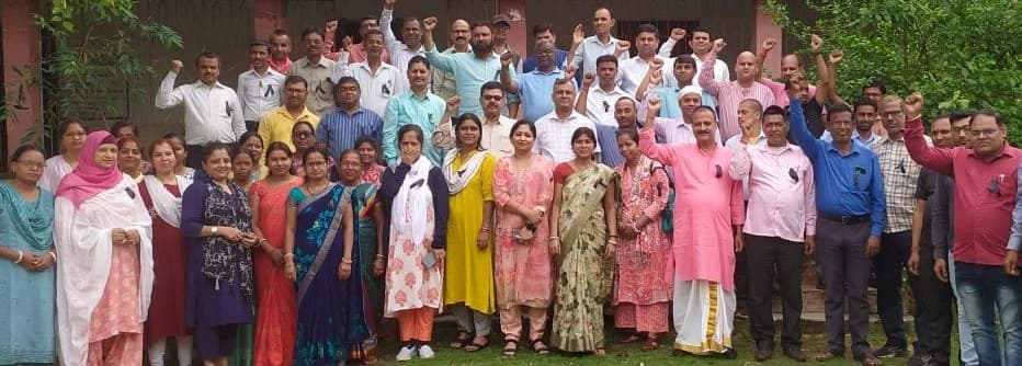 Bokaro News :शिक्षकों ने काला बिल्ला लगाकर किया मूल्यांकन कार्य