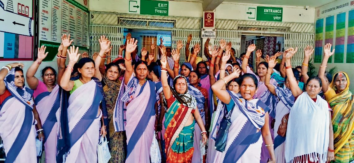 Saran News : प्रोत्साहन राशि भुगतान नहीं किये जाने से नाराज आशा कर्मियों ने किया प्रदर्शन