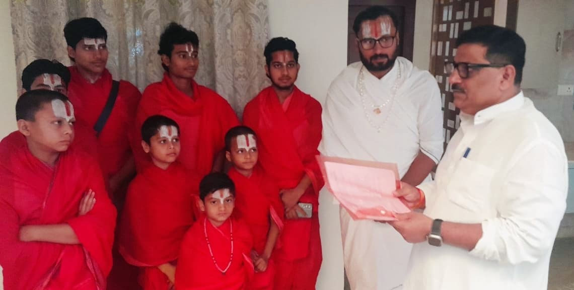 Madhubani News : लक्ष्मीवती गुरुकुल के आचार्य ने सांसद को सौंपा मांग पत्र