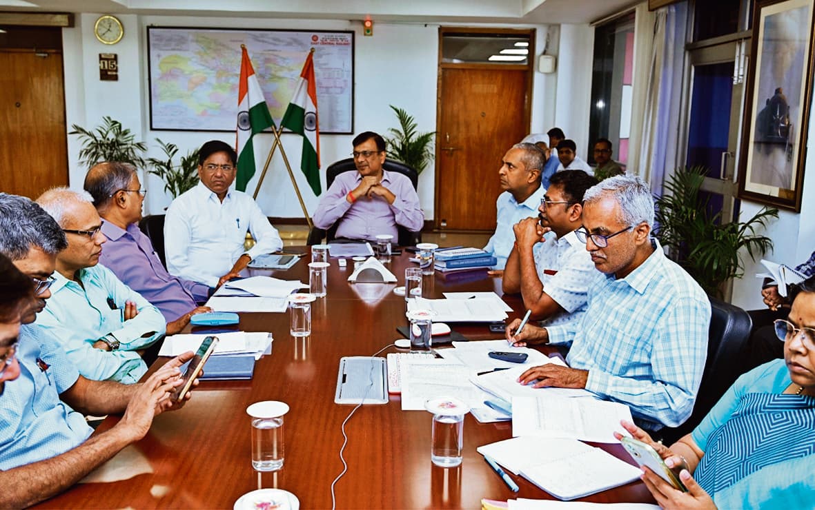 hajipur news. संरक्षा और यात्री सुविधाओं को सर्वोच्च प्राथमिकता : महाप्रबंधक