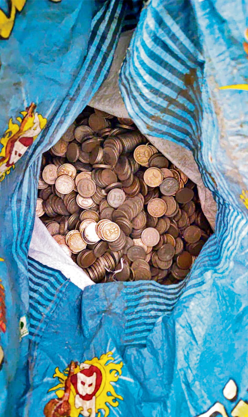 hajipur news. लावारिश हालत में पड़े पांच बोरे सिक्के को पुलिस ने किया जब्त