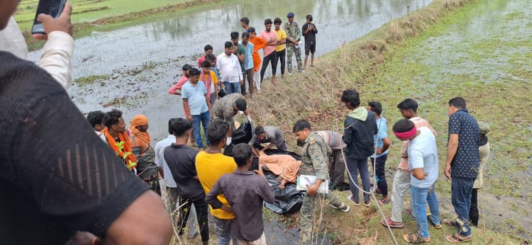 Bokaro News : नावाडीह में युवक की हत्या, पेट्रोल से जलाया शव