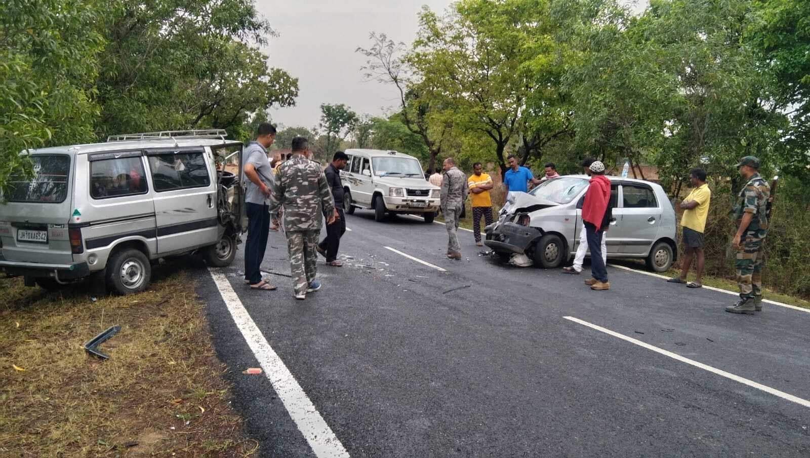 दो कारों में आमने-सामने की टक्कर, आठ घायल