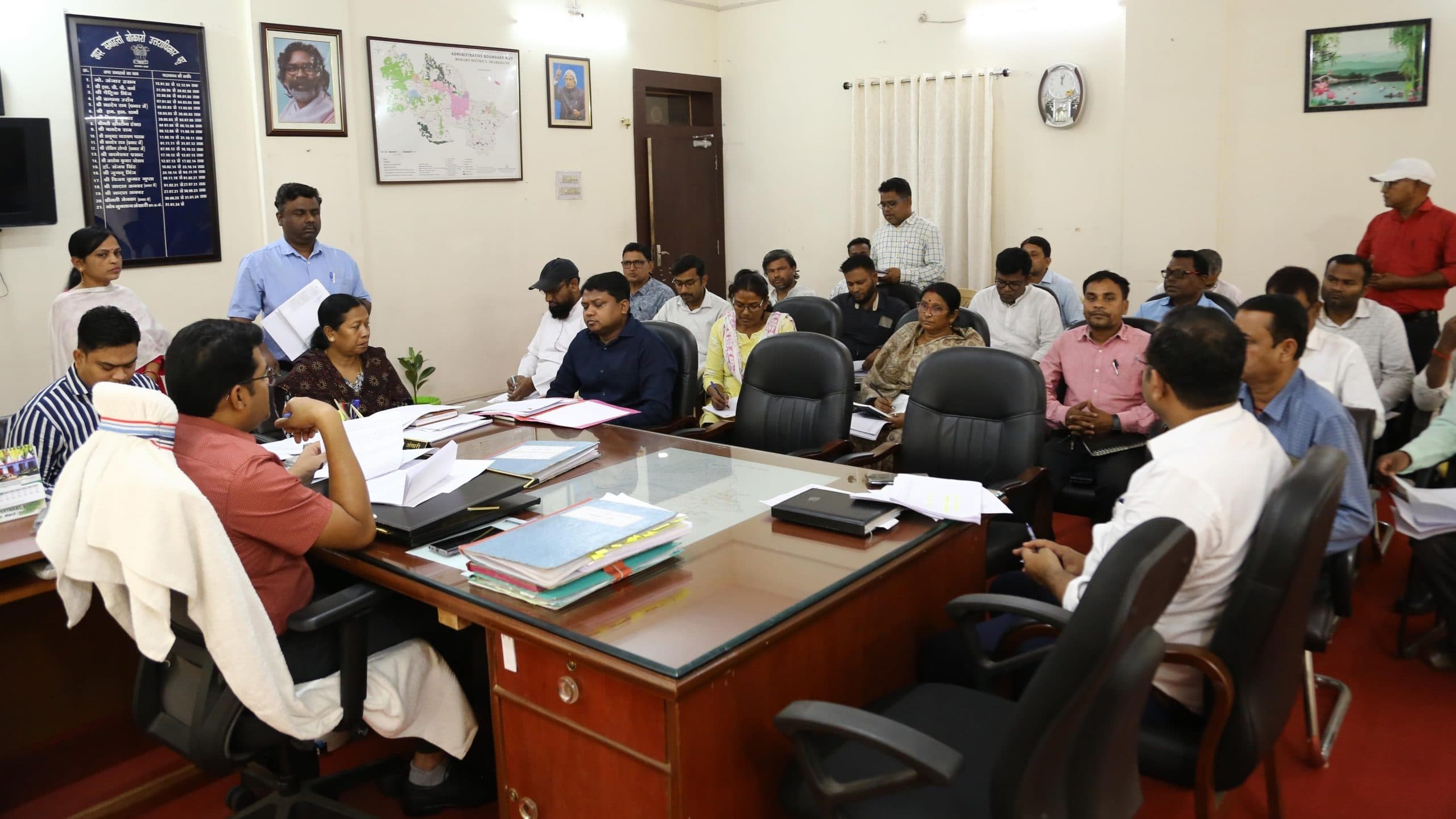 Bokaro News : आपसी समन्वय बनाकर विकास कार्यों को दें गति : अपर समाहर्ता