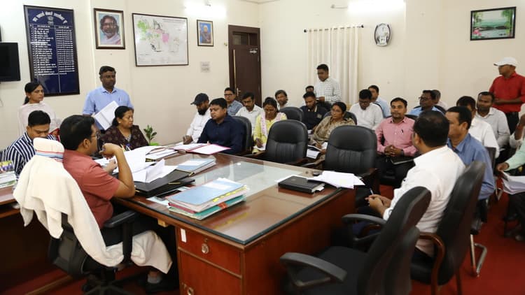 Bokaro News : आपसी समन्वय बनाकर विकास कार्यों को दें गति : अपर समाहर्ता