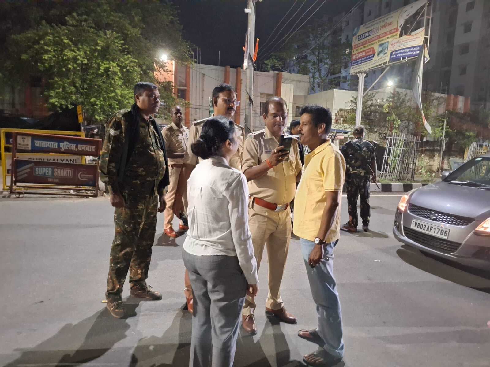 Dhanbad News : धनबाद पुलिस ने पूरी रात चलाया विशेष छापेमारी अभियान