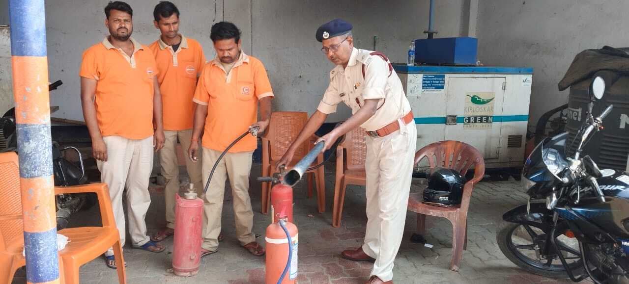 मॉकड्रिल कर लोगों को आग से बचाव की दी जानकारी