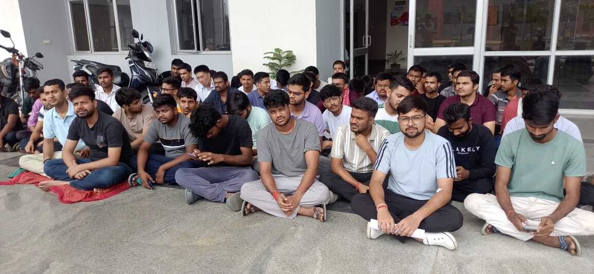 फूलो झानो मेडिकल काॅलेज के छात्र बैठे बेमियादी धरने पर