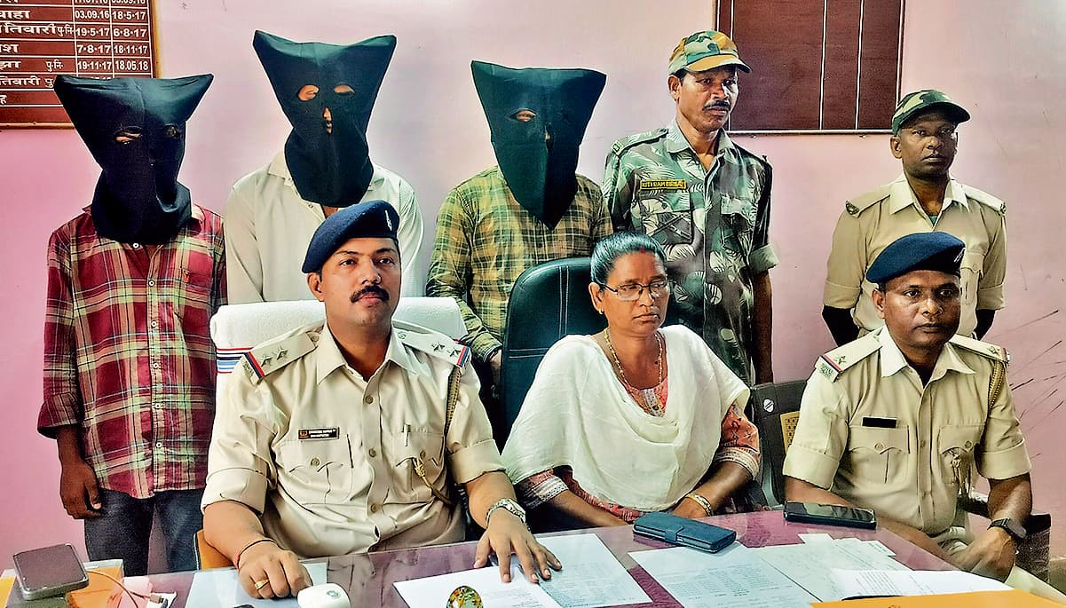 seraikela kharsawan news: तेलाई उमवि में 5 अप्रैल को हुई थी चोरी, तीन आरोपी गिरफ्तार