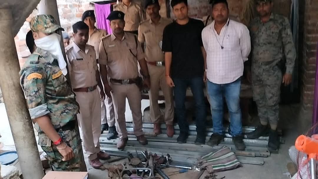 Bhagalpur News: घोरघट में मिली मिनी गन फैक्ट्री, निर्मित व अर्ध निर्मित हथियार बरामद