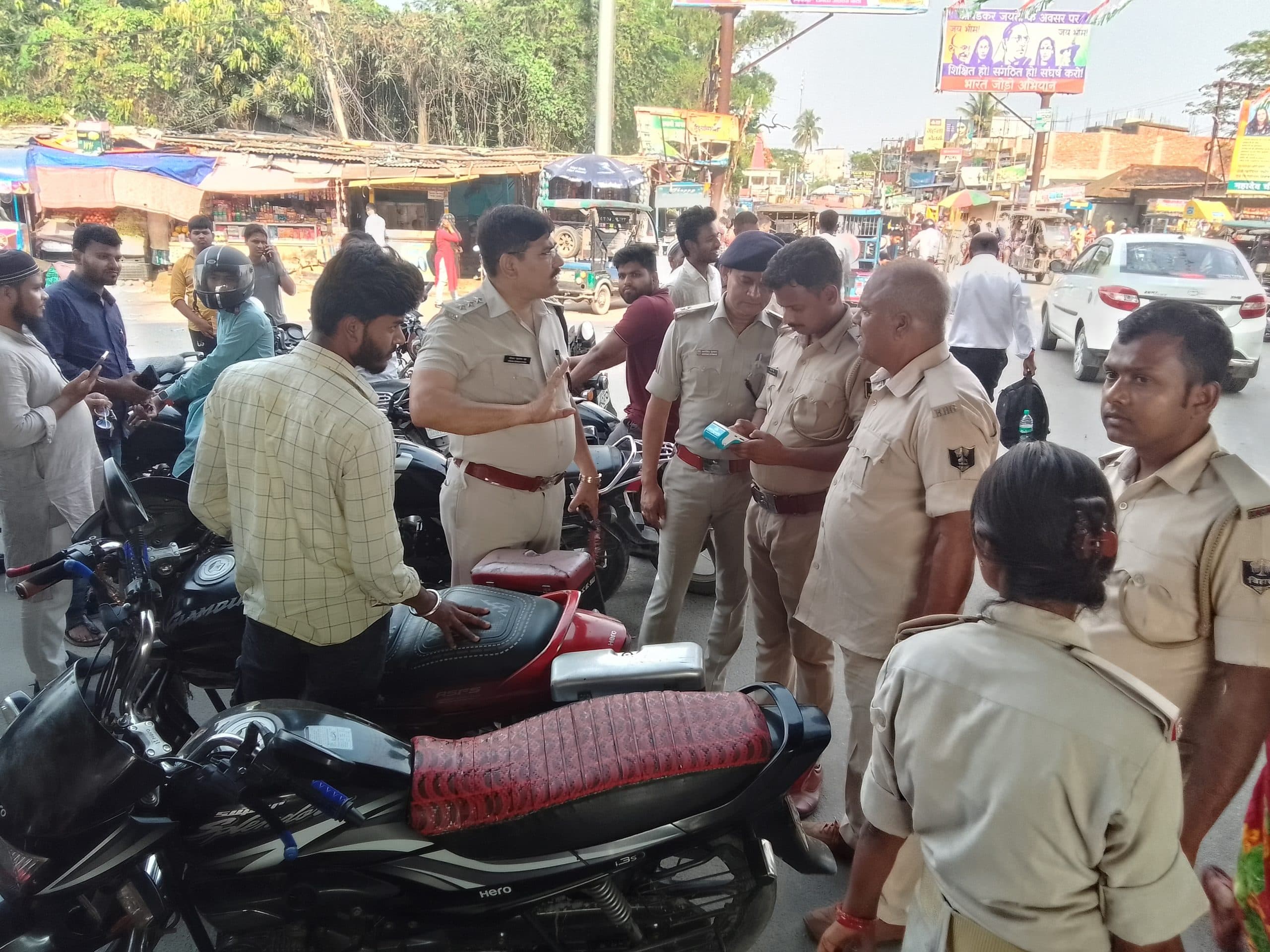 यातायात पुलिस ने वाहन चालकों से 40 हजार वसूला जुर्माना