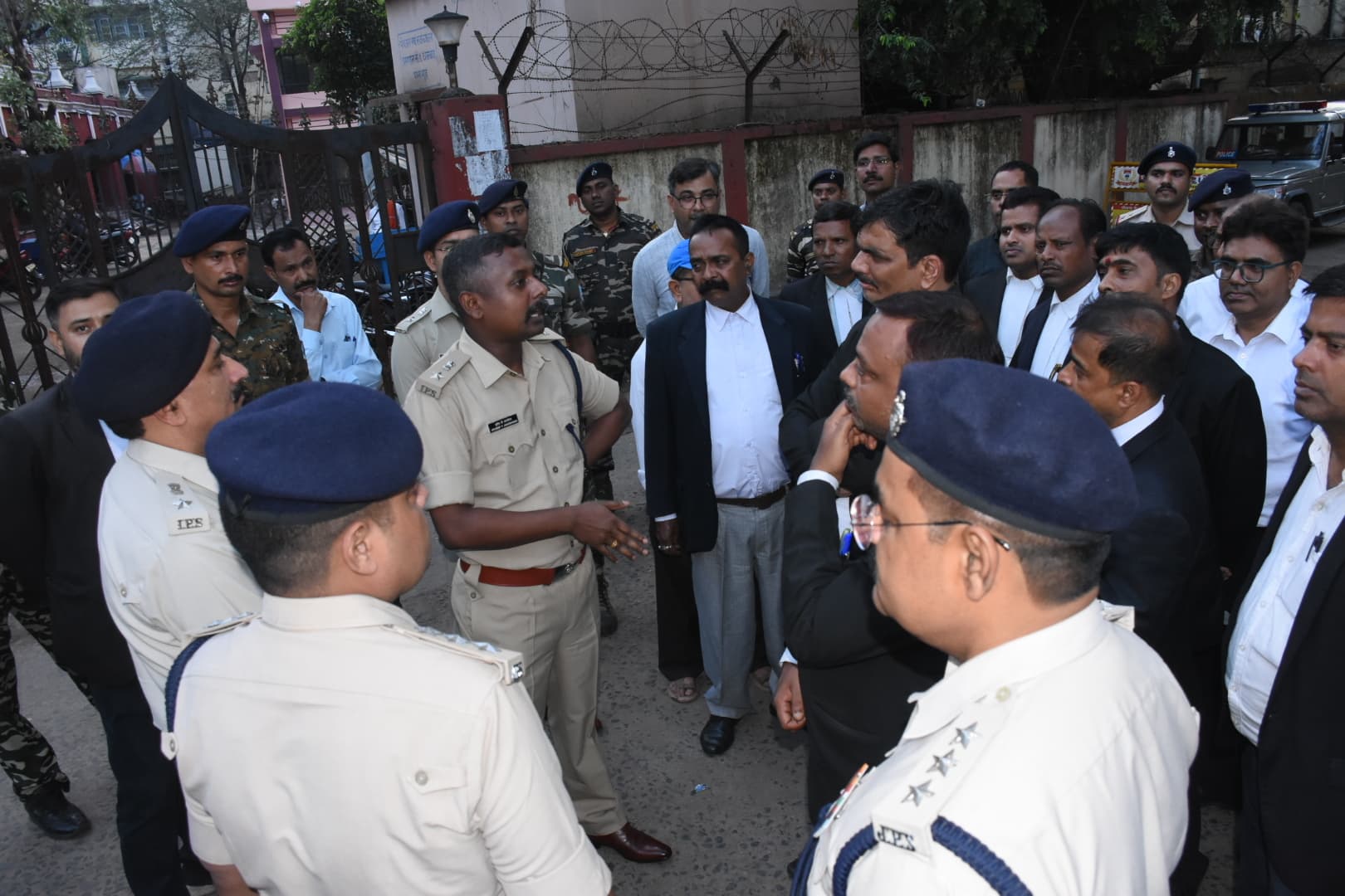 Dhanbad News : एसएसपी ने किया धनबाद कोर्ट का निरीक्षण, बढ़ेगी सुरक्षा व्यवस्था