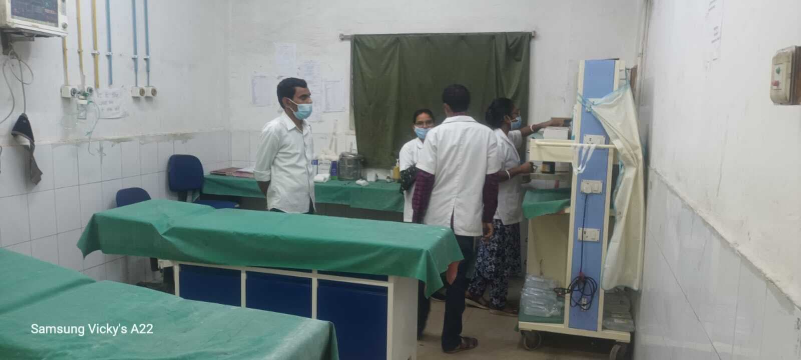 Dhanbad News: इमरजेंसी के माइनर ओटी में लगा नया ओटी टेबल, लग रहे हाइड्रॉलिक बेड