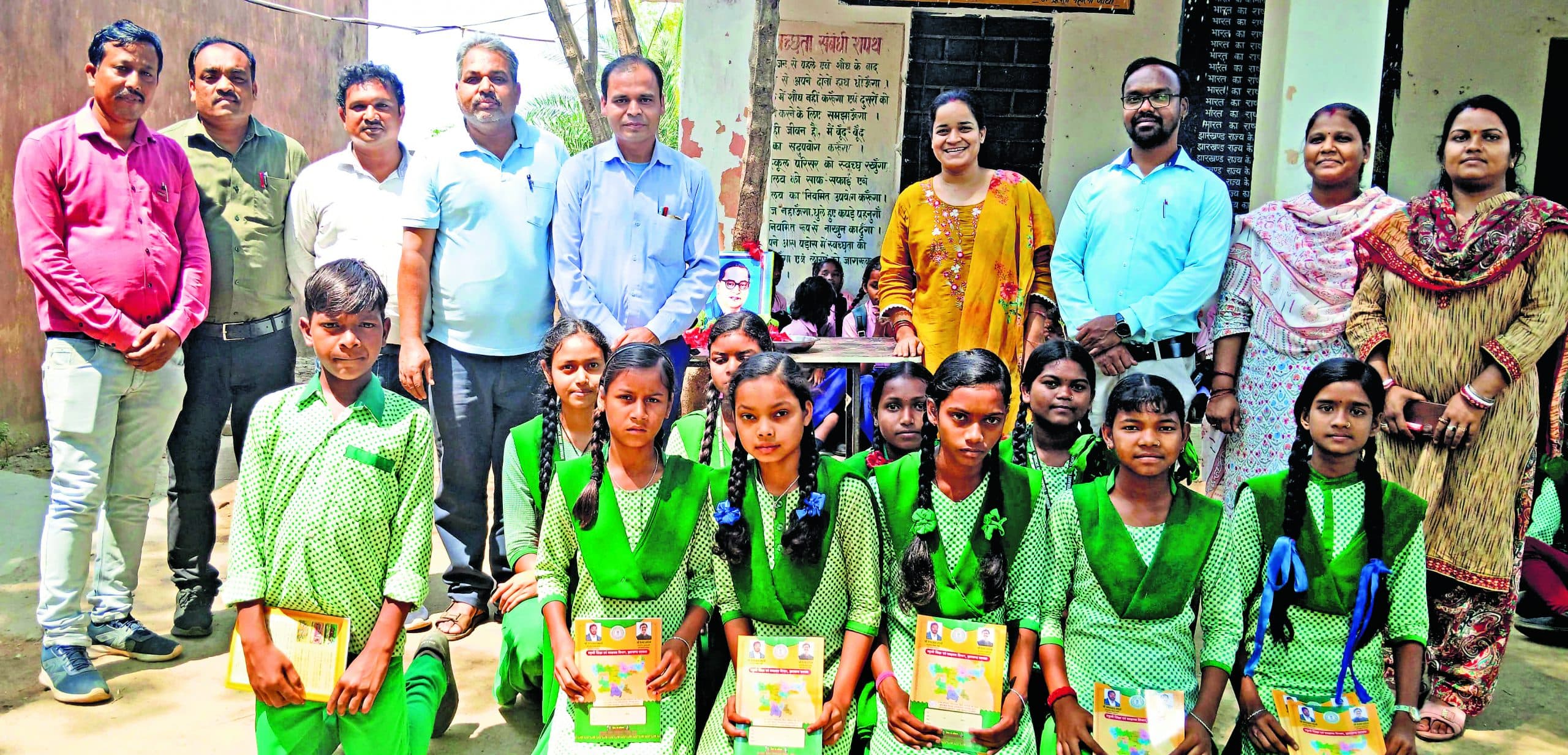 seraikela kharsawan news: क्विज में समीर, निबंध में श्रद्धारानी, भाषण में अनिका अव्वल