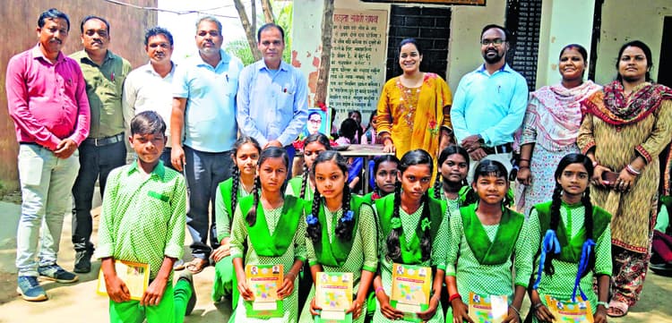 seraikela kharsawan news: क्विज में समीर, निबंध में श्रद्धारानी, भाषण में अनिका अव्वल