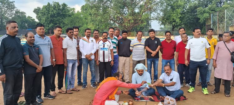 Dhanbad News: खेल- बार पूजा के साथ फुटबॉल का नया सत्र शुरू