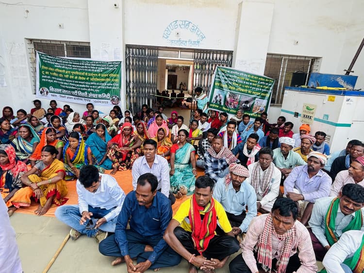 Giridih News: तिसरी अंचल सह प्रखंड कार्यालय में कर्मियों को घुसने नहीं दिया, कार्य रहा बाधित