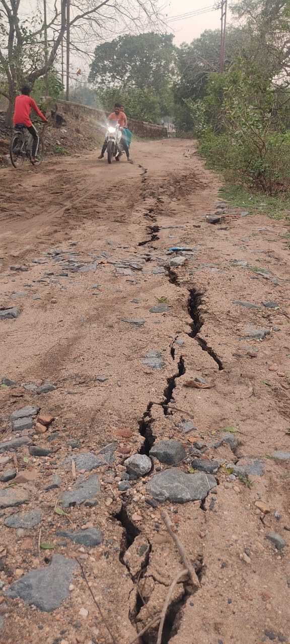 Dhanbad News: भौंरा-जहाजटांड़ मार्ग में पड़ी दरार, ग्रामीणों ने हंगामा कर ठप कराया काम