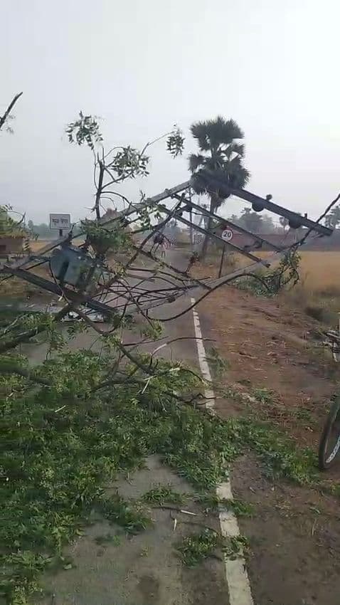 आंधी-पानी में सड़क पर गिरा खंभा व ट्रांसफार्मर चार दिन बाद भी हटाया