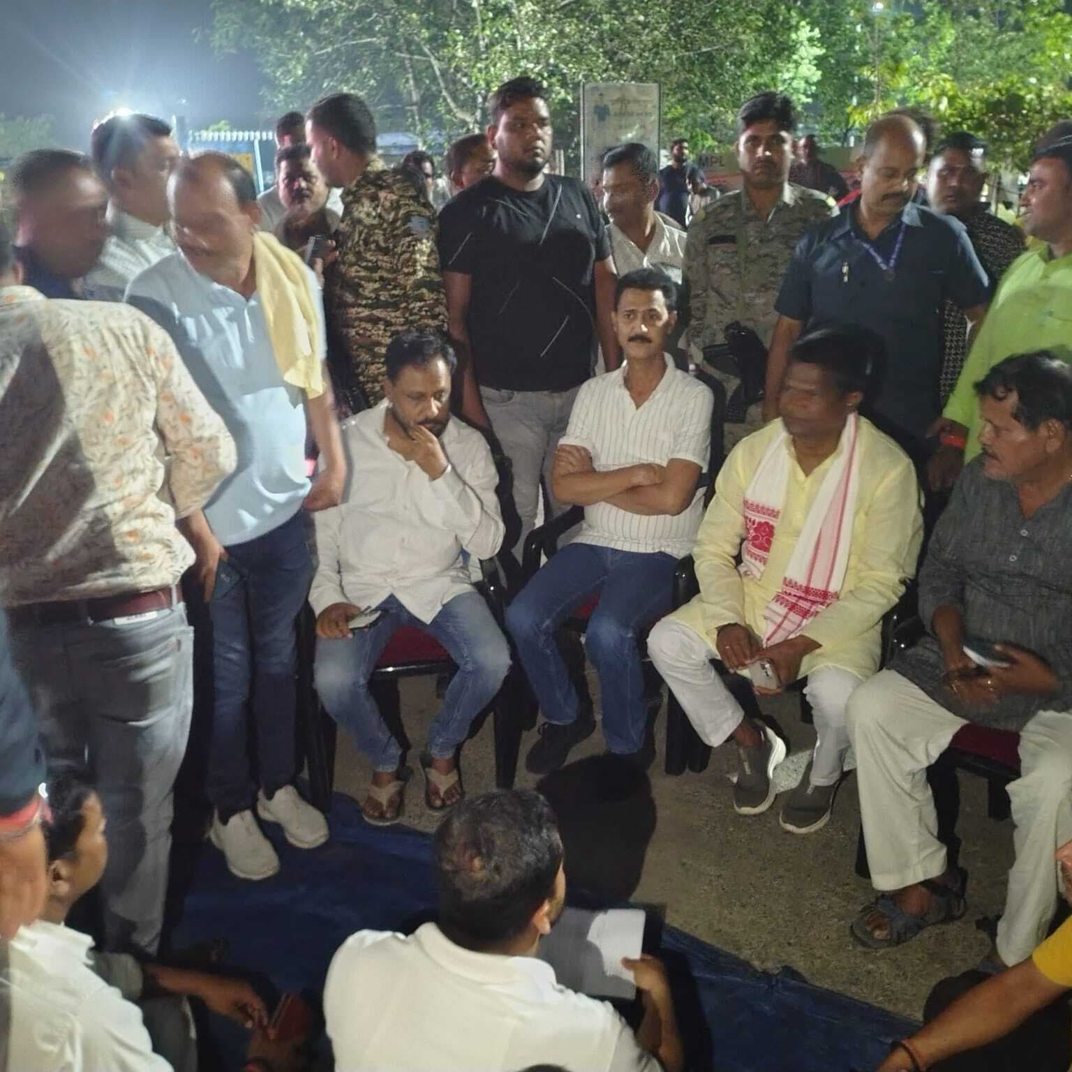 Dhanbad News: सांसद समर्थित कर्मियों ने किया एमपीएल का गेट जाम, ट्रांसपोर्टिंग ठप