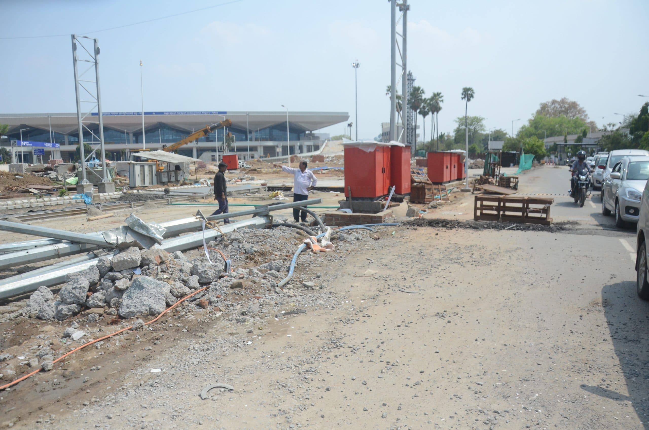 नये टर्मिनल भवन में प्रवेश के लिए तीन लेन की सड़क तैयार