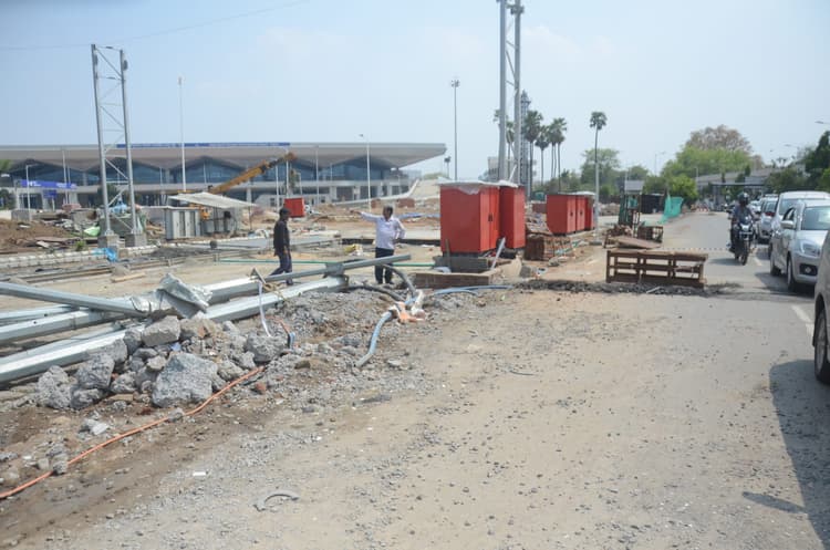 नये टर्मिनल भवन में प्रवेश के लिए तीन लेन की सड़क तैयार