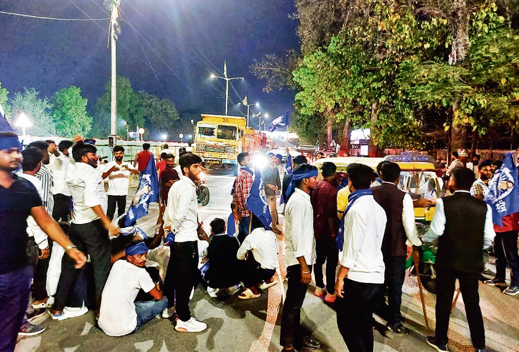 Patna News : आंबेडकर के प्रतिमास्थल पर ताला लगा देख छात्रों ने किया प्रदर्शन