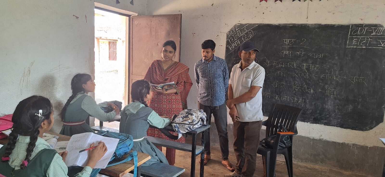 अफसर बने गुरुजी, स्कूल पहुंच विद्यार्थियों से कर रहे संवाद