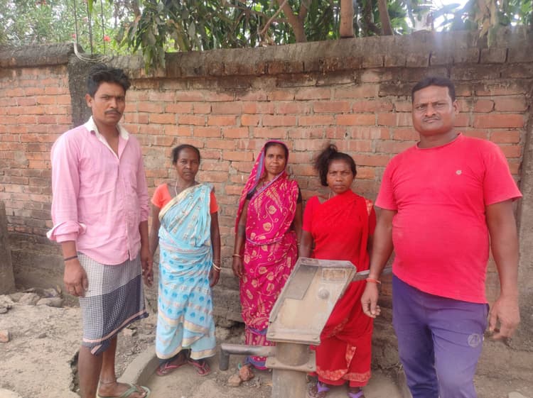 हाथकाठी गांव में महीनों से खराब पड़ा है चापाकल, पेयजल संकट