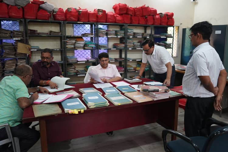 Jamshedpur news. उपायुक्त ने नजारत एवं स्थापना शाखा का किया निरीक्षण