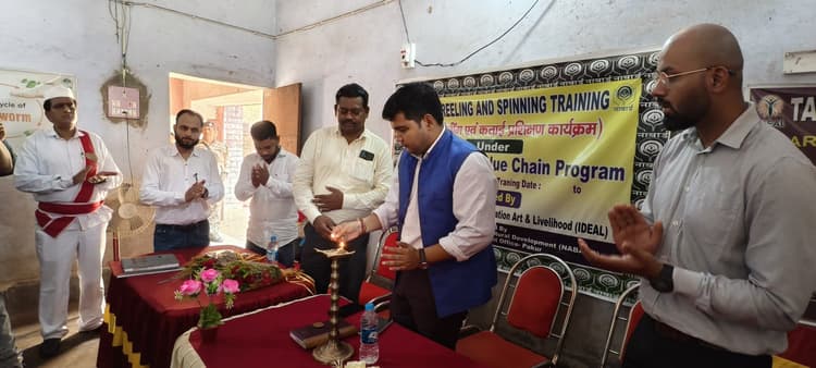 महिलाओं के लिए आय का सशक्त माध्यम बन सकता है तसर रि-लींग केंद्र : डीसी